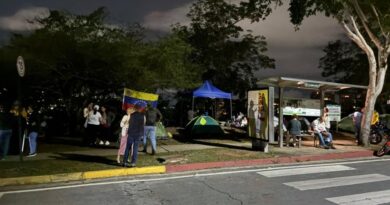 Familias de presos políticos esperan desde hace más de 100 horas por «respuesta» de EEUU