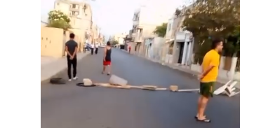 Punto Fijo: Vecinos trancan la calle Garcés tras 5 días sin servicio eléctrico