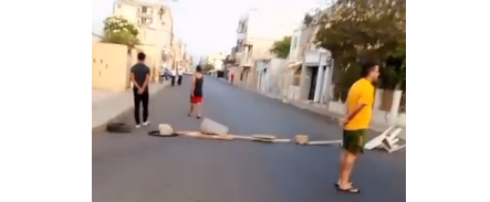 Punto Fijo: Vecinos trancan la calle Garcés tras 5 días sin servicio eléctrico