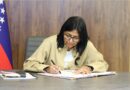 Rodríguez firma reglamento de hidrocarburos y dice que recursos ayudarán a reconstrucción