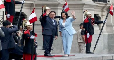 Keiko Fujimori se reúne en Palacio de Gobierno con el presidente interino de Perú