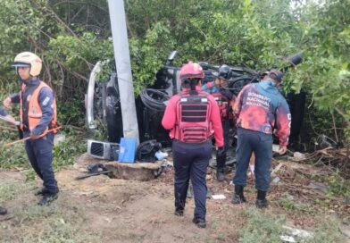 Dos muertos y dos heridos al volcar camioneta en en el par vial de Tucacas