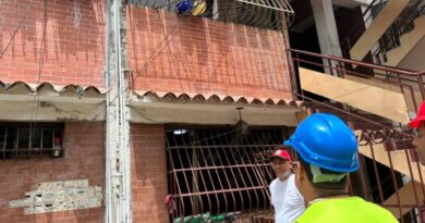 Daños viejos en edificios se combinan con las grietas y destrozos por los sismos