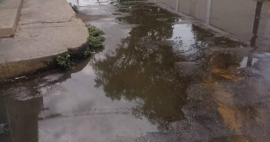 Agua que se necesita para beber corre por las calles de la parroquia San Antonio