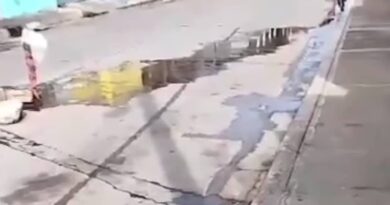 Más de un año con una cloaca abierta tiene la calle Bolívar de Tucacas Más de un año con una cloaca abierta tiene la calle Bolívar de Tucacas