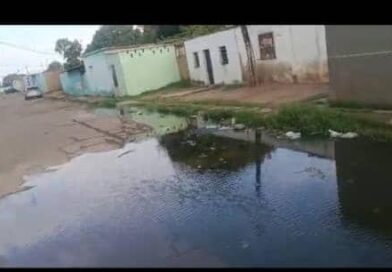 Cinco familias afectadas por desborde de las aguas servidas en el barrio Curazaito