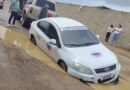 Vehículo oficial quedó atollado en hueco de la urbanización Independencia