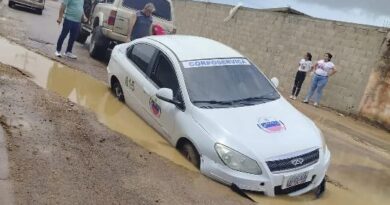 Vehículo oficial quedó atollado en hueco de la urbanización Independencia
