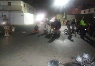 Vecinos trancan la calle Panamá de Punto Fijo por constantes fallas eléctricas