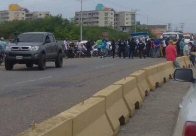Trabajadores turísticos trancan la Morón-Coro en Tucacas «porque quieren trabajar»