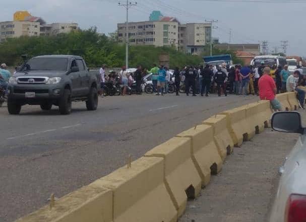 Trabajadores turísticos trancan la Morón-Coro en Tucacas «porque quieren trabajar»