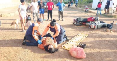 Dos lesionados en choque entre motos en Sabana Larga