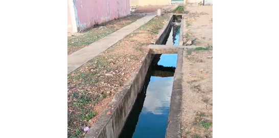 Un mes llevan desbordadas aguas servidas en el Bloque 15 de la urbanización La Velita I