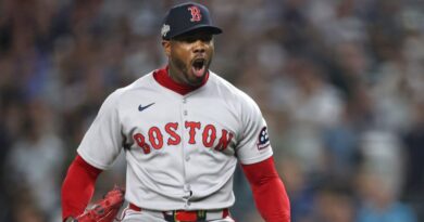 Chapman activó su opción de contrato y se mantendrá con Boston hasta 2027