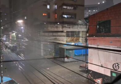 Lluvias azotan Caracas, desbordan el río Guaire y arrastran vehículos y personas