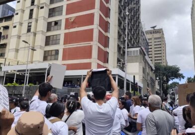 Familiares de presos políticos protestan frente al Ministerio de Interior y Justicia: “No vamos a abandonar las calles”