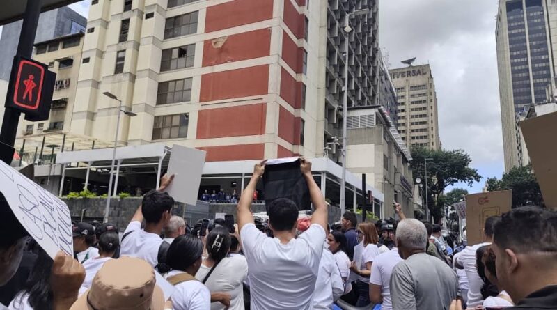 Familiares de presos políticos protestan frente al Ministerio de Interior y Justicia: “No vamos a abandonar las calles”