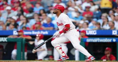 Arráez y Nola mantienen a los Phillies con su racha ganadora por un lugar en los playoffs