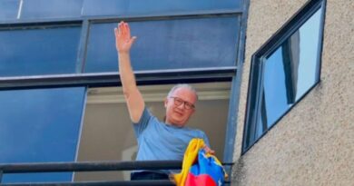 Manifestantes protestan frente a residencia de Perkins Rocha y exigen su libertad