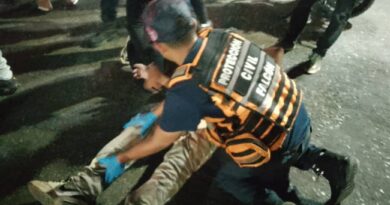 Dos lesionados en choque entre moto y vehículo en sector Pantano Centro