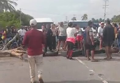Vecinos de Boca de Aroa trancan la Morón-Coro por luz y agua