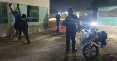 Dos detenidos y una moto retenida en operativo policial en Coro