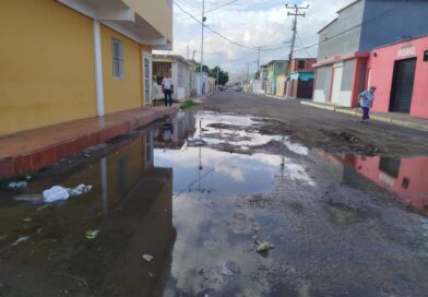 Desde hace dos meses bote de aguas servidas inundan calles del sector San Nicolás