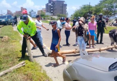 Vecinos trancaron la Morón-Coro en Tucacas por fallas eléctricas