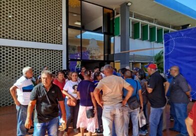 Se acaban las vacaciones escolares y Víctor Clark no les paga el bono a los maestros