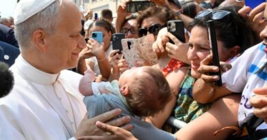 El papa insta a situar en el centro la protección de los migrantes menores de edad