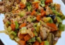 Arroz frito y chow mein de pollo