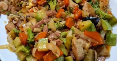 Arroz frito y chow mein de pollo