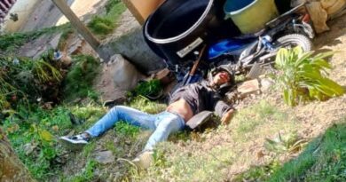 Muere motorizado al chocar contra un árbol y caer al vacio en el municipio Bolívar