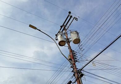 ¡Peligro latente! Guayas de alta tensión se cayeron en el barrio Cruz Verde desde hace cuatro días