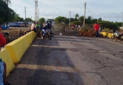 Cierran paso de la vía en Boca de Mangle por falta de agua