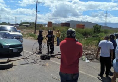 Nuevo cierre de la Falcón-Zulia por falta de agua en Urb. los Médanos