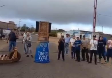 Por falta de agua vecinos de Buena Vista del municipio Falcón cierran vía 