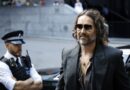 El actor Russell Brand llega al tribunal en el comienzo de su juicio por presunta violación