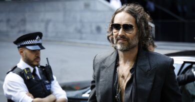 El actor Russell Brand llega al tribunal en el comienzo de su juicio por presunta violación
