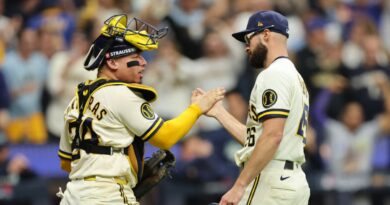 Chourio y William Contreras lideraron reacción de Milwaukee y quedaron a dos triunfos de ganar la Serie Mundial