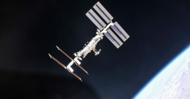 Dos astronautas inician una caminata espacial para instalar un panel solar en estación internacional