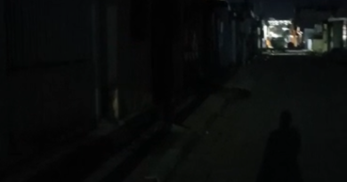 Calle Comercio de Tucacas en penumbras
