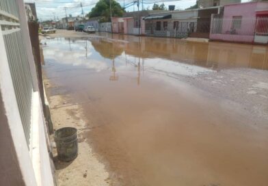 Una piscina: Sin pavimento ni aceras en la calle Buchivacoa de Coro