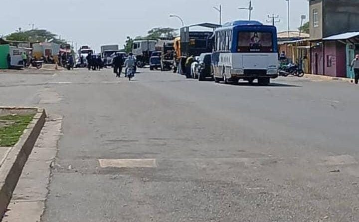 Cierran la Falcón-Zulia en protesta por fallas eléctricas