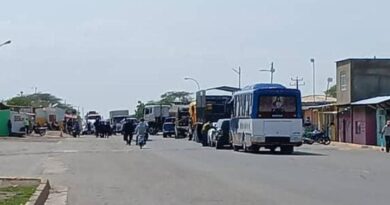 Cierran la Falcón-Zulia en protesta por fallas eléctricas