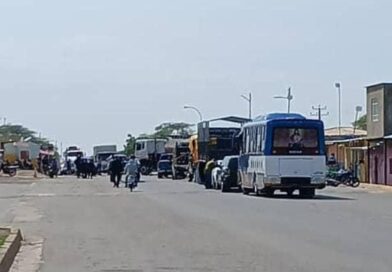 Cierran la Falcón-Zulia en protesta por fallas eléctricas