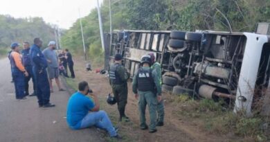 Autobús con excursionistas del Zulia volcó en la carretera Morón-Coro
