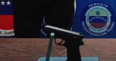 Detienen a adolescente con facsímil de arma de fuego en Coro