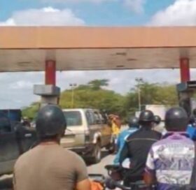 Una hora para pagar la gasolina es el promedio en la bomba de Mirimire