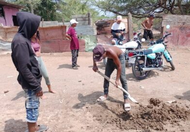 Vecinos reparan tubería para que llegue el agua en la Candelaria I